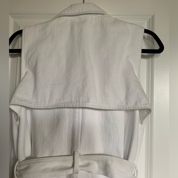 LN WHITE DENIM TRENCH. LAYER W/BLACK TOP UNDERNEATH & BLACK BOOTS OR HEELS💃🏿 - Picture 5 of 9